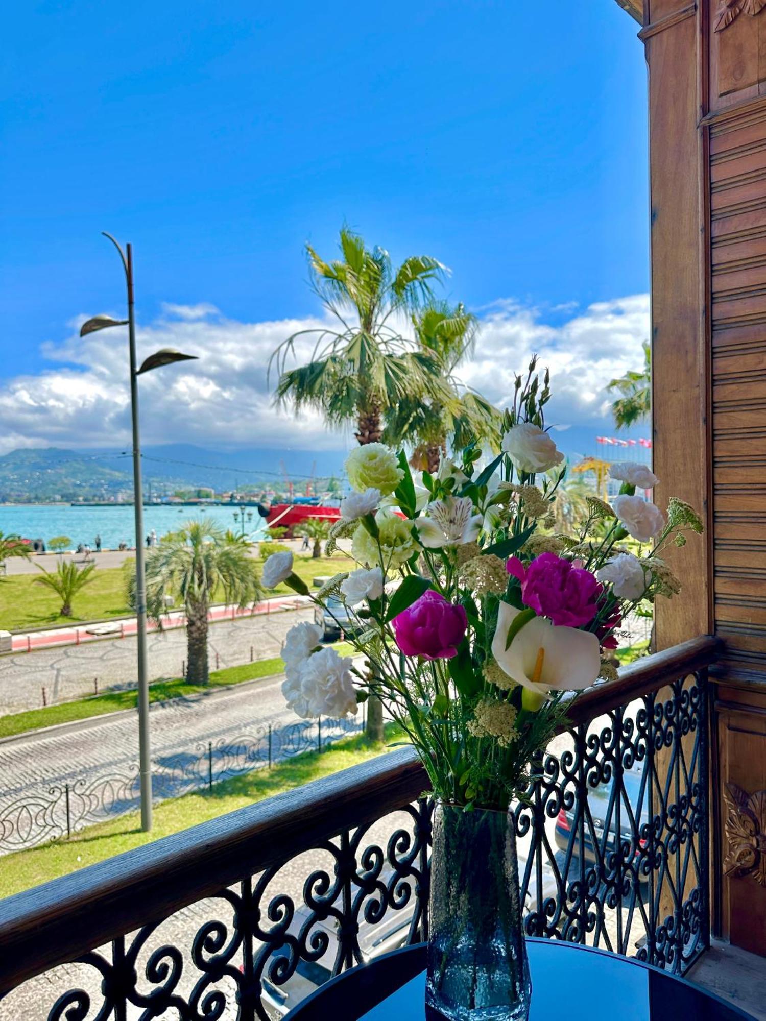 Emerald Hotel Batoemi Buitenkant foto