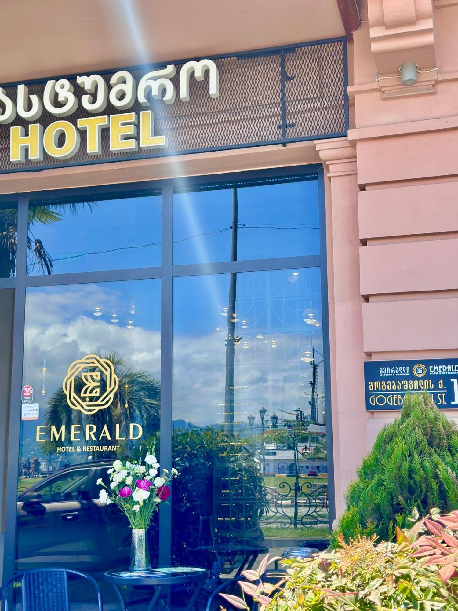 Emerald Hotel Batoemi Buitenkant foto