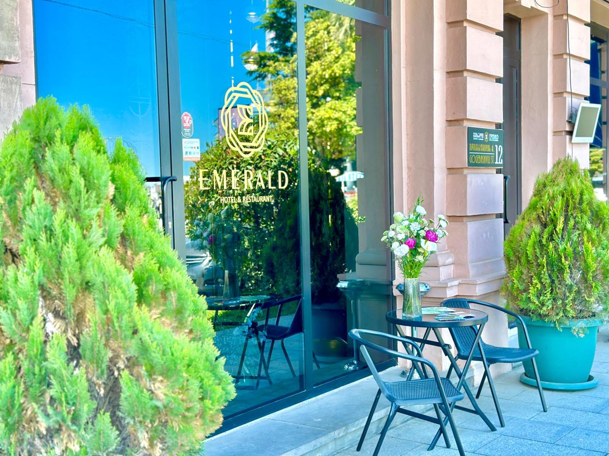 Emerald Hotel Batoemi Buitenkant foto