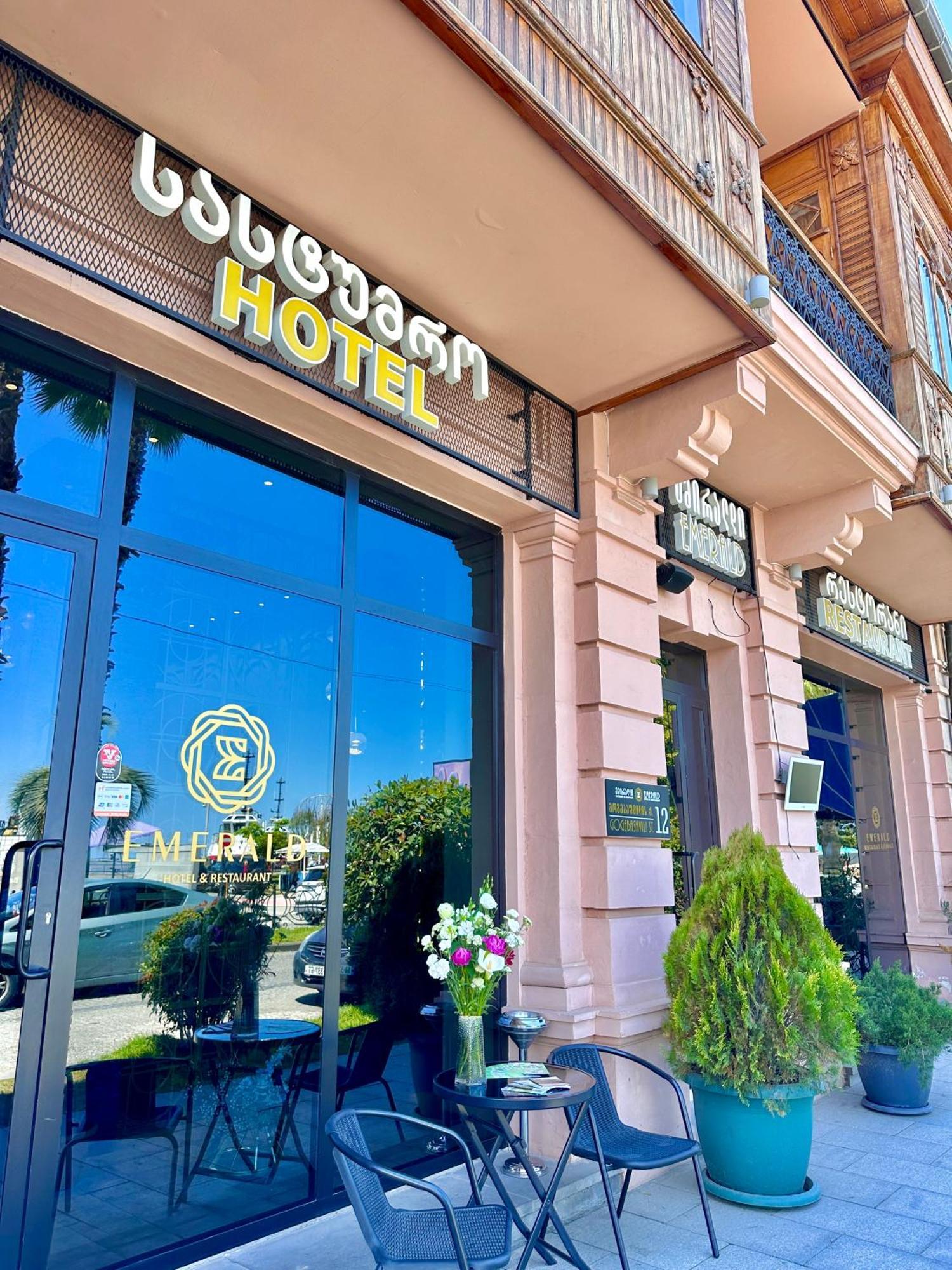 Emerald Hotel Batoemi Buitenkant foto