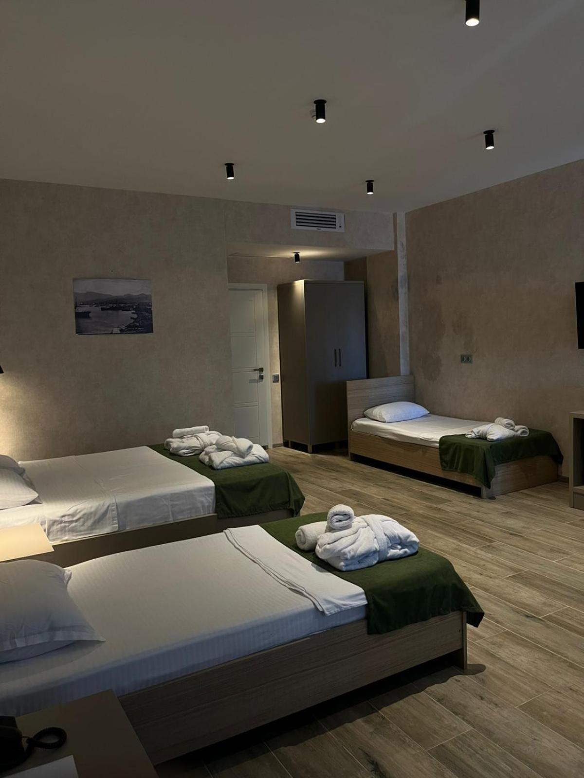 Emerald Hotel Batoemi Buitenkant foto